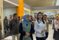 Gubernur Jawa Timur, Khofifah Indar Prawansa tiba di Bandara Babullah Ternate, Selasa (11/3/2025). Ia disambut Gubernur Sherly Laos dan Forkopimda Malut.(Detik Indonesia/RRI/Yudi).