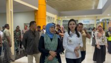 Gubernur Jawa Timur, Khofifah Indar Prawansa tiba di Bandara Babullah Ternate, Selasa (11/3/2025). Ia disambut Gubernur Sherly Laos dan Forkopimda Malut.(Detik Indonesia/RRI/Yudi).