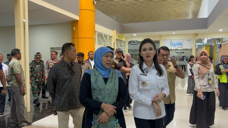 Gubernur Jawa Timur, Khofifah Indar Prawansa tiba di Bandara Babullah Ternate, Selasa (11/3/2025). Ia disambut Gubernur Sherly Laos dan Forkopimda Malut.(Detik Indonesia/RRI/Yudi).