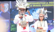 Ribuan warga Papua Selatan berkumpul di Merauke pada Selasa, 4 Maret 2025, untuk menyambut kedatangan Wakil Gubernur Papua Selatan, Paskalis Imadawa, S.Pd, yang kemudian menyampaikan orasi di hadapan mereka. (Detik Indonesia/Papua Bangkit)