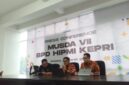 Ketua Steering Committee (SC) Dr. Rachmad Chartady, didampingi Dwi Eko Pramono sebagai Ketua Organizing Committee (OC) dan Sudjiman anggota OC saat memberikan keterangan kepada pers terkait Musda BPD HIPMI Kepri. Foto. Iman Wachyudi/ Detik Indonesia/Batam Pos