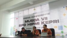 Ketua Steering Committee (SC) Dr. Rachmad Chartady, didampingi Dwi Eko Pramono sebagai Ketua Organizing Committee (OC) dan Sudjiman anggota OC saat memberikan keterangan kepada pers terkait Musda BPD HIPMI Kepri. Foto. Iman Wachyudi/ Detik Indonesia/Batam Pos