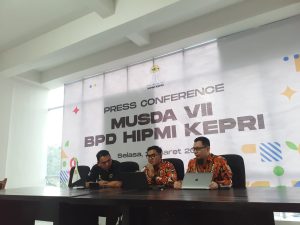 Ketua Steering Committee (SC) Dr. Rachmad Chartady, didampingi Dwi Eko Pramono sebagai Ketua Organizing Committee (OC) dan Sudjiman anggota OC saat memberikan keterangan kepada pers terkait Musda BPD HIPMI Kepri. Foto. Iman Wachyudi/ Detik Indonesia/Batam Pos