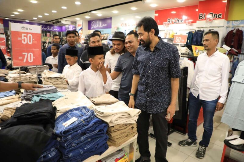 Gubernur Aceh, Muzakir Manaf mendampingi ratusan anak yatim berbelanja pakaian lebaran, di salah satu pusat perbelanjaan di Kota Lhokseumawe, Selasa 11/03/2025. Detik Indonesia/RRI/Humas Pemerintah Aceh.