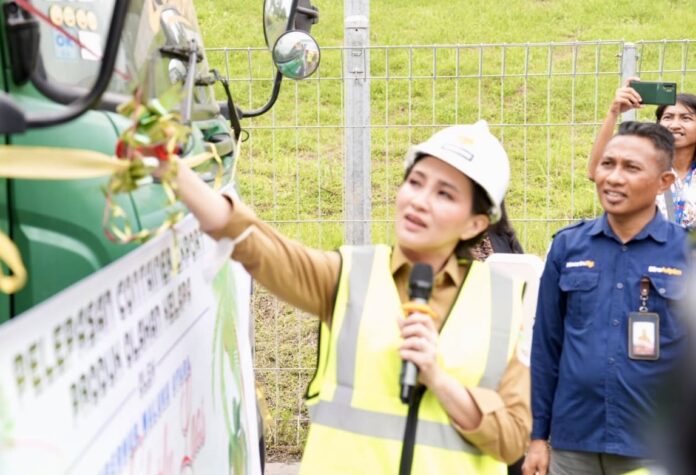 Gubernur Maluku Utara, Sherly Tjoanda, melepas truk kontainer PT NICO untuk ekspor ke Swedia, menegaskan dukungan Pemprov Malut terhadap hilirisasi industri kelapa (Foto: Biro Adpim)