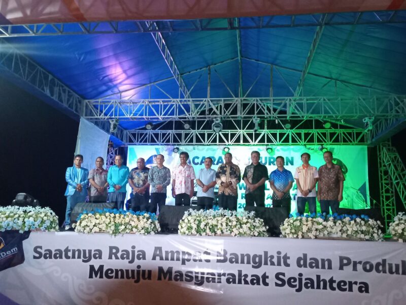 Bupati Raja Ampat Orideko Burdam dan Wakil Bupati Mansyur Syahdan bersama Sekda Yusuf Salim berfoto bersama tim hukum Ormas di Pantai WTC pada acara malam syukuran, Senin (3/3/2025). Detik Indonesia/RRI/Padli Ramdan