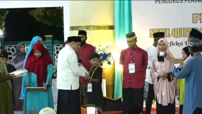 Bupati Fakfak Serahkan Hadiah kepada Pemenang Lomba (Detik Indonesia/RRI/Anwar)