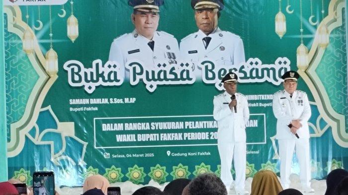 Bupati Fakfak, Samaun Dahlan dan Wakil Bupati Donatus Nimbitkendik saat menyapa masyarakat dalam momen buka puasa bersama di Gedung KONI Fakfak Papua Barat, Selasa (4/3/2025). (Detik Indonesia/Tribunnews)