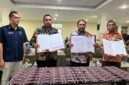 Bupati TTU bersama Bupati TTS dan ⁠Asisten 2 Setda Kabupaten Malaka didampingi oleh pejabat dari Kantor Pelayanan Pajak Pratama Atambua menunjukkan dokumen PKS yang telah ditandatangani, Rabu (12/3/2025). (Detik Indonesia/Lintas Biinmafo)