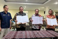 Bupati TTU bersama Bupati TTS dan ⁠Asisten 2 Setda Kabupaten Malaka didampingi oleh pejabat dari Kantor Pelayanan Pajak Pratama Atambua menunjukkan dokumen PKS yang telah ditandatangani, Rabu (12/3/2025). (Detik Indonesia/Lintas Biinmafo)