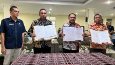 Bupati TTU bersama Bupati TTS dan ⁠Asisten 2 Setda Kabupaten Malaka didampingi oleh pejabat dari Kantor Pelayanan Pajak Pratama Atambua menunjukkan dokumen PKS yang telah ditandatangani, Rabu (12/3/2025). (Detik Indonesia/Lintas Biinmafo)