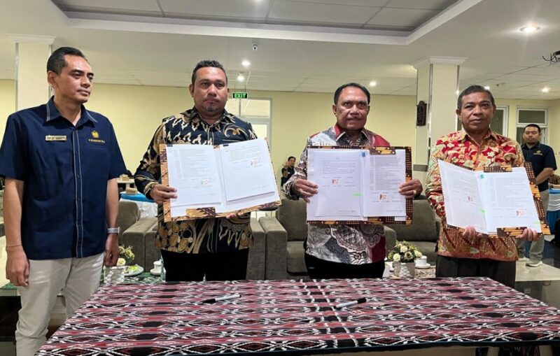 Bupati TTU bersama Bupati TTS dan ⁠Asisten 2 Setda Kabupaten Malaka didampingi oleh pejabat dari Kantor Pelayanan Pajak Pratama Atambua menunjukkan dokumen PKS yang telah ditandatangani, Rabu (12/3/2025). (Detik Indonesia/Lintas Biinmafo)