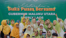 Kebersamaan Gubernur Sherly Laos dengan warga Muslimat NU saat Bukber di Royal Resto, Ternate, Rabu (12/3/2025).(Detik Indonesia/RRI/Adpim).