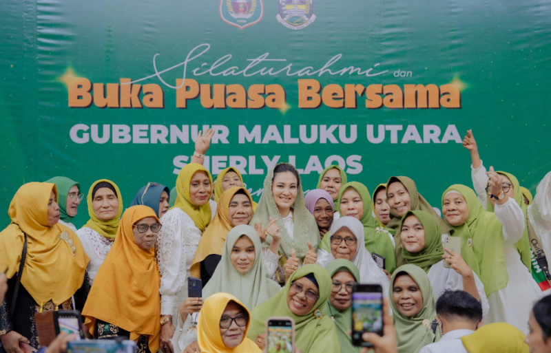 Kebersamaan Gubernur Sherly Laos dengan warga Muslimat NU saat Bukber di Royal Resto, Ternate, Rabu (12/3/2025).(Detik Indonesia/RRI/Adpim).