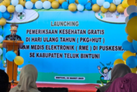 Bupati Kabupaten Teluk Bintuni, Yohanis Manibuy saat meluncurkan program Pemeriksaan Kesehatan Gratis (PKG) di Puskesmas Bintuni, Kamis (20/3/2025). (Detik Indonesia/PortalJepe)