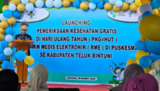 Bupati Kabupaten Teluk Bintuni, Yohanis Manibuy saat meluncurkan program Pemeriksaan Kesehatan Gratis (PKG) di Puskesmas Bintuni, Kamis (20/3/2025). (Detik Indonesia/PortalJepe)