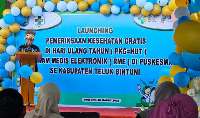 Bupati Kabupaten Teluk Bintuni, Yohanis Manibuy saat meluncurkan program Pemeriksaan Kesehatan Gratis (PKG) di Puskesmas Bintuni, Kamis (20/3/2025). (Detik Indonesia/PortalJepe)