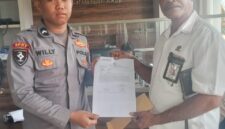 Advokat Metuzalak Awom,SH., saat melaporkan Oknum Pansel ke SPKT Polda Papua Barat