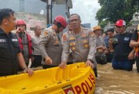 Kombes Ary Lilipaly Tinjau Lokasi Banjir jalan kaki. (foto: VOA)