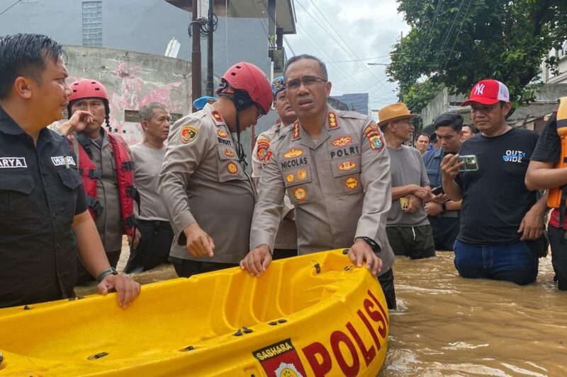 Kombes Ary Lilipaly Tinjau Lokasi Banjir jalan kaki. (foto: VOA)