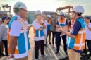 Gubernur NTT Melki Laka Lena (Dua dari kiri) dan Wakil Gubernur NTT Johni Asadoma (Kiri) saat memantau aktivitas bongkar muat di Terminal Petikemas Tenau Kupang, Selasa (11/3/2024). (Detik Inonesia/victorynews.id/kekson salukh)