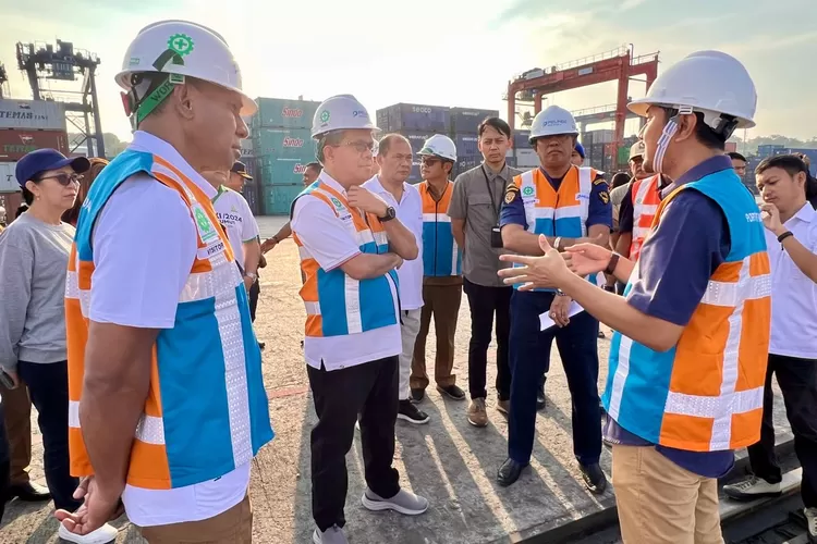 Gubernur NTT Melki Laka Lena (Dua dari kiri) dan Wakil Gubernur NTT Johni Asadoma (Kiri) saat memantau aktivitas bongkar muat di Terminal Petikemas Tenau Kupang, Selasa (11/3/2024). (Detik Inonesia/victorynews.id/kekson salukh)