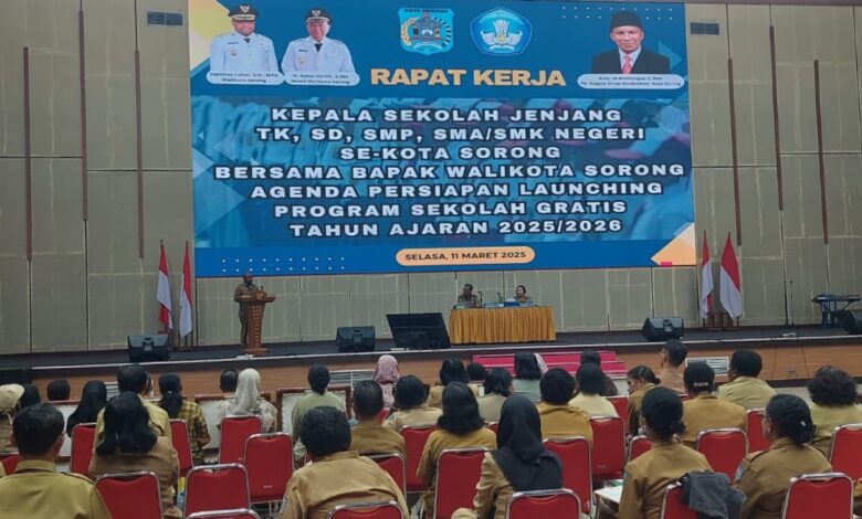 Walikota Sorong Septinus Lobat saat rapat koordinasi dengan seluruh kepala sekolah negeri (Detik Indonesia/Kapabar)