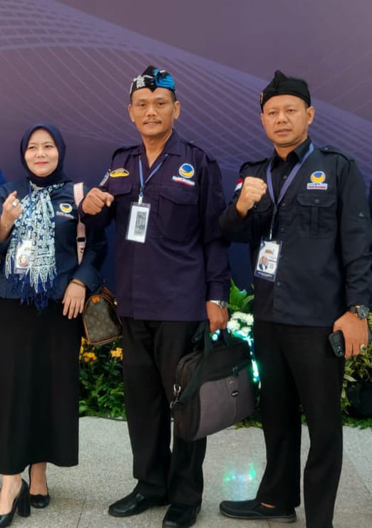 Foto : R Dewi Mustika, Bendahara, Roy Pangharapan Sekretaris dan H Samsul Ma'arip SPd M.M Ketua DPD Partai Nasdem Kota Depok