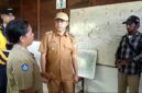 Bupati Teluk Bintuni, Yohanis Manibuy, S.E., M.H., mengunjungi sekolah di Distrik Aroba dan berbincang dengan salah satu tenaga pendidik di SD YPPK Santo Andreas, Maria Jaso, A.Md., pada 10 Maret 2025. (Detik Indonesia/MediaProRakyat)