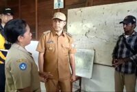 Bupati Teluk Bintuni, Yohanis Manibuy, S.E., M.H., mengunjungi sekolah di Distrik Aroba dan berbincang dengan salah satu tenaga pendidik di SD YPPK Santo Andreas, Maria Jaso, A.Md., pada 10 Maret 2025. (Detik Indonesia/MediaProRakyat)