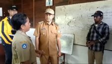 Bupati Teluk Bintuni, Yohanis Manibuy, S.E., M.H., mengunjungi sekolah di Distrik Aroba dan berbincang dengan salah satu tenaga pendidik di SD YPPK Santo Andreas, Maria Jaso, A.Md., pada 10 Maret 2025. (Detik Indonesia/MediaProRakyat)