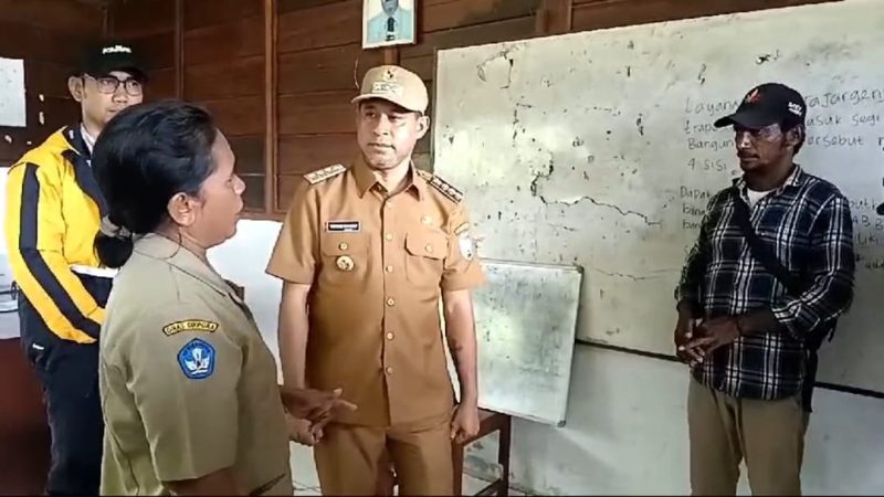 Bupati Teluk Bintuni, Yohanis Manibuy, S.E., M.H., mengunjungi sekolah di Distrik Aroba dan berbincang dengan salah satu tenaga pendidik di SD YPPK Santo Andreas, Maria Jaso, A.Md., pada 10 Maret 2025. (Detik Indonesia/MediaProRakyat)