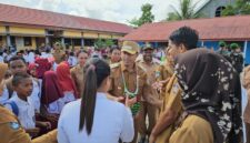 Bupati Yohanes Manibuy saat meninjau salah satu sekolah penerima Program MBG- Detik Indonesia/Jubi/dok Pribadi