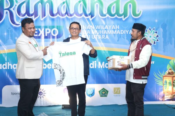 Sekwil PW Pemuda Muhammadiyah Samsir Hamajen, Menyerahkan Paket Ole-ole TALESA Kepada Kadikbud Malut Abubakar Abdullah (Detik Indonesia/Timur Aktual)