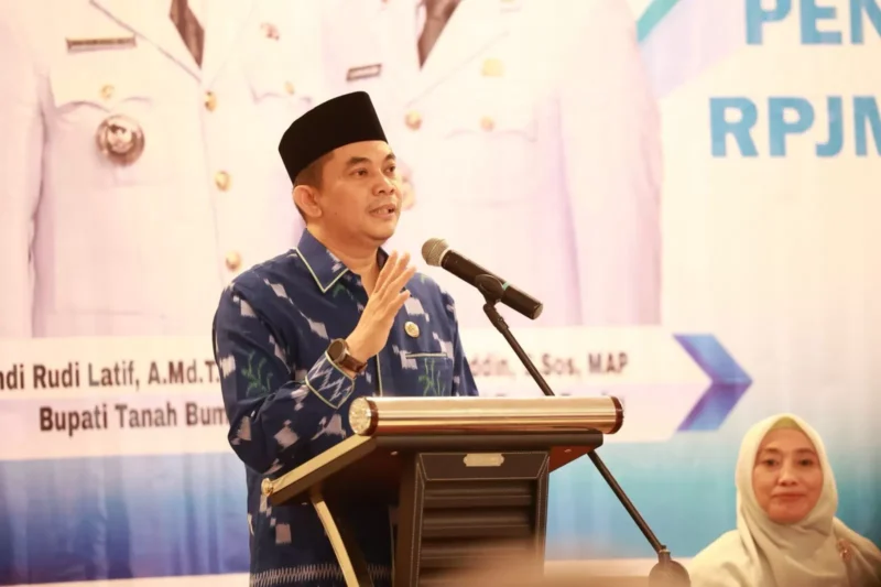 SAMBUTAN:Bupati Kabupaten Tanah Bumbu, Andi Rudi Latif memberi sambutan dalam rapat konsultasi publik RPJMD 2025-2029 di Batulicin, Minggu (16/3/2025).(Foto:MC TANAH BUMBU)