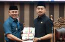 Wakil Bupati Tanah Bumbu H Bahsanudin saat menyampaikan Laporan Keterangan Pertanggungjawaban (LKPJ) Pemerintah Daerah Anggaran 2024 pada Rapat Paripurna DPRD Tanah Bumbu di Gedung DPRD setempat, Senin (24/03/2025). (Ist)