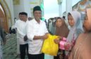 Bupati Maluku Tengah, Zulkarnain Awat Amir menyerahkan paket Ramadhan Bahagia di Masjid Al-Muhajirin, Kelurahan Lesane, Kota Masohi, Minggu (16/3/2025). DETIKINDONESIA/TERASMALUKU.COM/ Nair Fuad