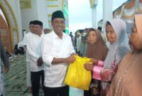 Bupati Maluku Tengah, Zulkarnain Awat Amir menyerahkan paket Ramadhan Bahagia di Masjid Al-Muhajirin, Kelurahan Lesane, Kota Masohi, Minggu (16/3/2025). DETIKINDONESIA/TERASMALUKU.COM/ Nair Fuad