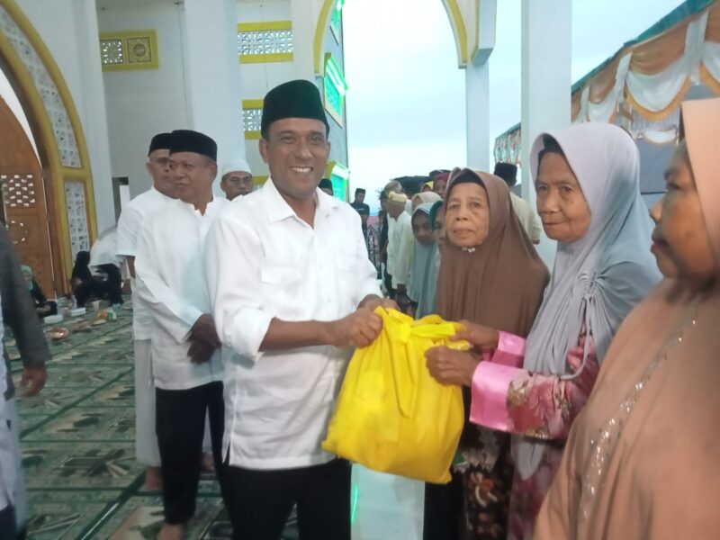 Bupati Maluku Tengah, Zulkarnain Awat Amir menyerahkan paket Ramadhan Bahagia di Masjid Al-Muhajirin, Kelurahan Lesane, Kota Masohi, Minggu (16/3/2025). DETIKINDONESIA/TERASMALUKU.COM/ Nair Fuad