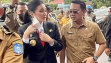 Gubernur Malut, Sherly Tjoanda Laos, tiba di pasar murah Tobelo, 24 Maret 2025, disambut Kepala Disperindag Yudhitya Wahab dan warga. (Foto: Ist)