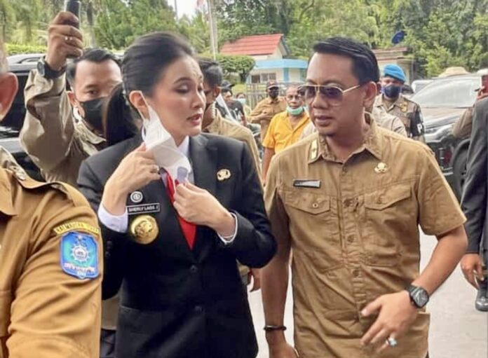 Gubernur Malut, Sherly Tjoanda Laos, tiba di pasar murah Tobelo, 24 Maret 2025, disambut Kepala Disperindag Yudhitya Wahab dan warga. (Foto: Ist)