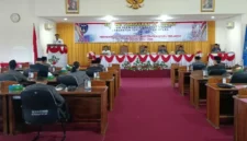 Bupati terpilih, Yoseph Falentinus Delasalle Kebo, menyampaikan pidato dalam Sidang Paripurna Istimewa i ruang paripurna DPRD TTU. (Detik Indonesia/Gusty Amsikan/VN)