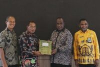 Kakanwil Kemenag Papua Barat, Luksen Jems Mayor, bersama tim bersilaturahmi dan koordinasi dengan Bupati Sorong, Johny Kamuru, Kamis (13/3/2025). (Kemenag Papua Barat)