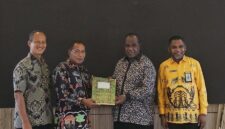 Kakanwil Kemenag Papua Barat, Luksen Jems Mayor, bersama tim bersilaturahmi dan koordinasi dengan Bupati Sorong, Johny Kamuru, Kamis (13/3/2025). (Kemenag Papua Barat)