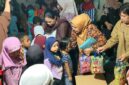 Nurwidayati Samaun Dahlan (jilbab coklat muda) dan Sri Voni Donatus Nimbitkendik (jilbab coklat tua) membagikan bingkisan kasih kepada anak-anak yatim saat buka puasa bersama di kediaman pribadi Bupati Samaun Dahlan, Jumat petang (14/3/2025). (Detik Indonesia/Tribun Papua Barat/Aldi Bimantara)