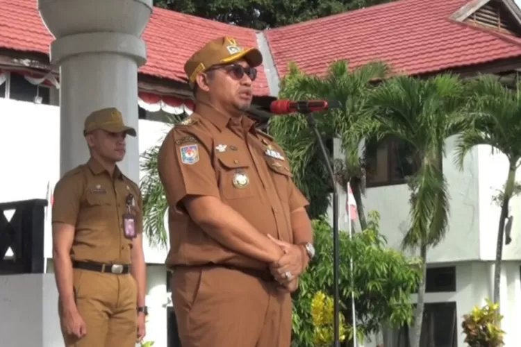 Bupati TTU, Yoseph Falentinus Delasalle Kebo saat memberikan arahan dalam apel pagi bersama ASN (Poldus Meomanu )