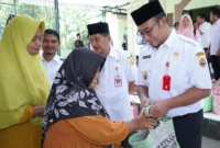 Bupati Sragen Sigit Pamungkas (kanan) bersama Wakil Bupati Sragen Suroto serahkan bantuan ke warga Desa Poleng, Kecamatan Gesi, Rabu (5/3/2025). (Detik Indonesia/Ahmad Khairudin/Radar Solo)