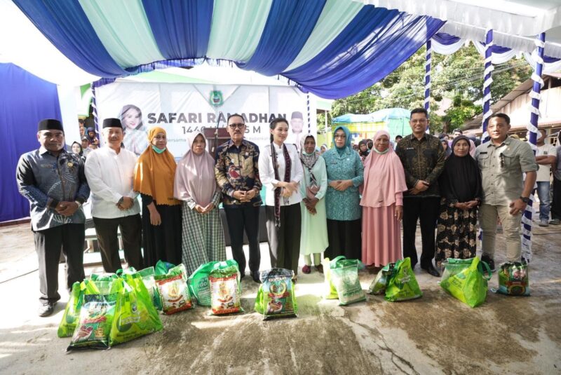 Gubernur Malut, Sherly Laos didampingi Bupati James Uang, dan Kadis Perindag dan Pangan, foto dengan warga yang menerima paket sembako secara simbolis, Kamis (13/3/2025).(Detik Indonesia/RRI/Yudi).