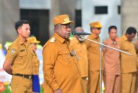 Gubernur Papua Barat Daya, Elisa Kambu pimpin apel perdana bersama ASN (10/3/2025) (Detik Indonesia/RRI/Husni Laing)