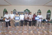 Bupati Teluk Bintuni Bersama Sejumlah Pengelola Masjid dan Mushola usai Menyerahkan Bantuan Keagamaan untuk Masjid dan Mushola (Foto: Tantowi